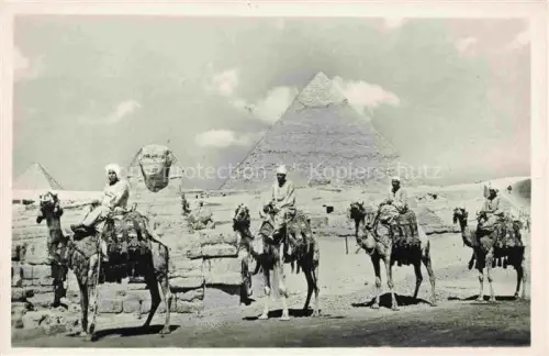 AK / Ansichtskarte Gizeh Giza Egypt Pyramide von Gizeh Kamelreiter Sphinx