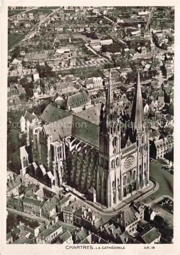 AK / Ansichtskarte CHARTRES 28 Eure-et-Loir La Cathedrale Vue aerienne