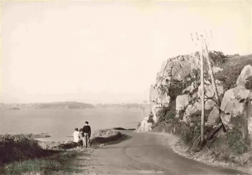 AK / Ansichtskarte PAIMPOL Saint-Brieuc 22 Cotes-d Armor La descente sur l'Arcouest Dans le fond l'Ile de Brehat
