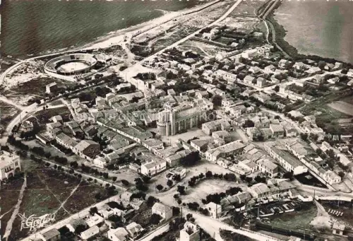 AK / Ansichtskarte LES SAINTES-MARIES-DE-LA-MER 13 Bouches-du-Rhone Vue aerienne Ensemble de la Ville l'Eglise et les arenes