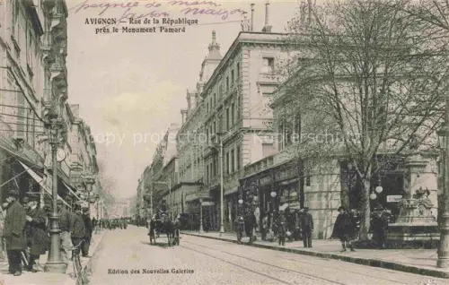 AK / Ansichtskarte AVIGNON 84 Vaucluse Rue de la République près le Monument Pamard