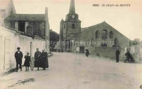AK / Ansichtskarte St-Jean-de-Monts Les-Sables-d Olonne 85 Vendee Une place et l'église