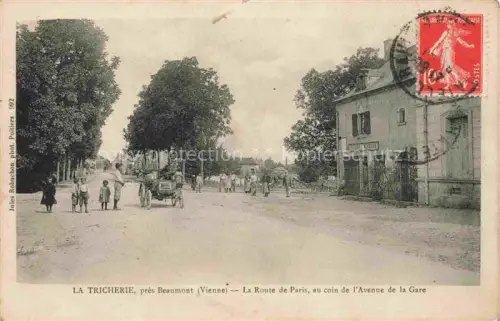 AK / Ansichtskarte La Tricherie Beaumont Chatellerault 86 Vienne La Route de Paris au coin de l'Avenue de la Gare