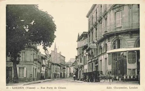 AK / Ansichtskarte Loudun Chatellerault 86 Vienne Rue Porte de Chinon