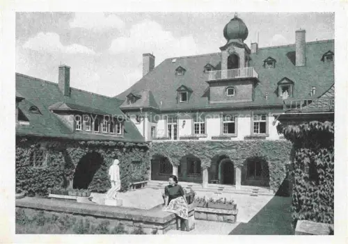AK / Ansichtskarte Saalfeld Saale Thueringen Bergfried Sanatorium der Maxhuette Schmuckhof mit Laubengang und Hauptportal