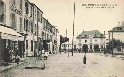 AK / Ansichtskarte Port-Marly Le Saint-Germain-en-Laye 78 Yvelines Rue de Versailles et la Mairie