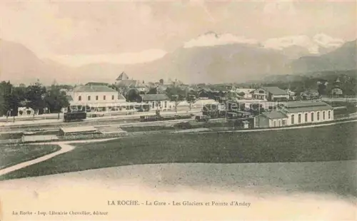 AK / Ansichtskarte La Roche-sur-Foron Bonneville 74 Haute-Savoie Vue panoramique la gare et les Alpes Glaciers et Pointe d'Andey