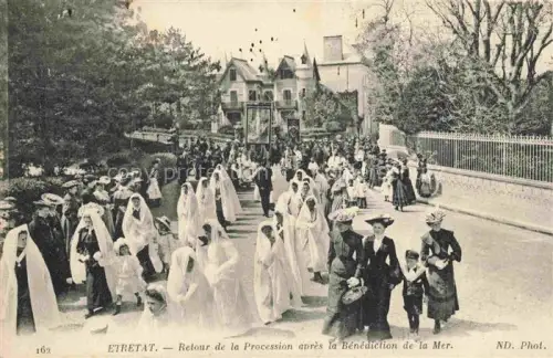 AK / Ansichtskarte ETRETAT LE HAVRE 76 Seine-Maritime Retour de la procession après la Bénédiction de la Mer