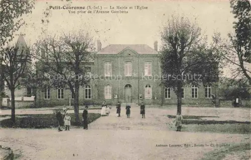 AK / Ansichtskarte Petit-Couronne ROUEN 76 Seine-Maritime La Mairie et l'Eglise vue prise de l'Avenue Gambetta