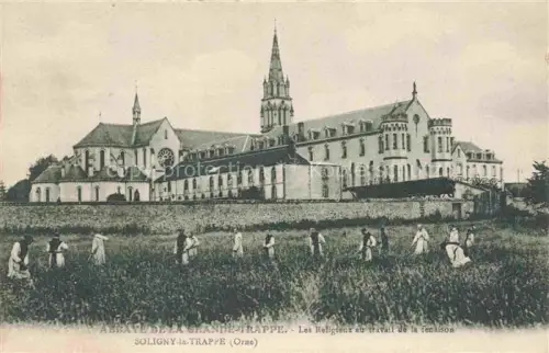 AK / Ansichtskarte Abbaye-de-la-Grande-Trappe Soligny-la-Trappe 61 Orne Les Religienx au travail de la fenaison