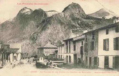 AK / Ansichtskarte Auzat l Ariege 09 Pyrenees Ariegeoises Le Village et les Ruines du Chateau de Montreal