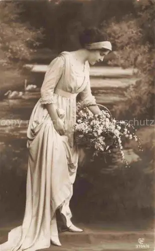 AK / Ansichtskarte Foto GLCo Nr. 3701/6 Frau Blumenkorb 