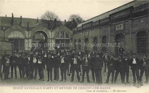 AK / Ansichtskarte Chalons-sur-Marne Chalons-en-Champagne 51 Marne Ecole National d'Arts et Métiers Cour de récréation 3e Division