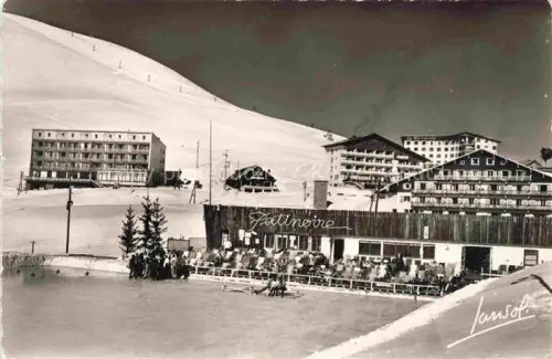 AK / Ansichtskarte Alpe d Huez GRENOBLE 38 Isere La Patinoire et les Hotels Les Grandes Rousses La Belle Aurore La Residence et La Menandiere