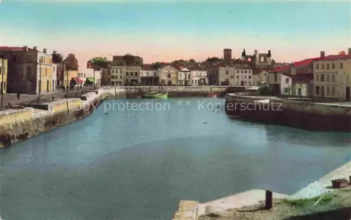 AK / Ansichtskarte St-Martin-de-Re La Rochelle 17 Charente-Maritime Vue d'ensemble du Port et des Quais Eglise et les Ruines