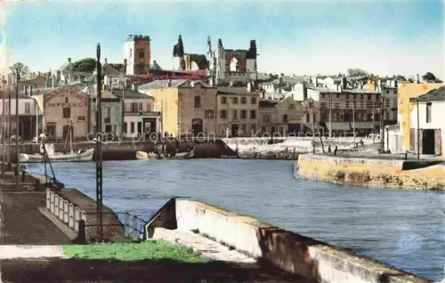 AK / Ansichtskarte St-Martin-de-Re La Rochelle 17 Charente-Maritime Vue sur le Port et la Ville