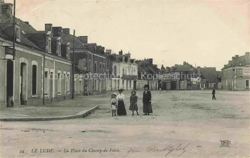 AK / Ansichtskarte Le Lude LA FLECHE 72 Sarthe Place du Champ de Foire