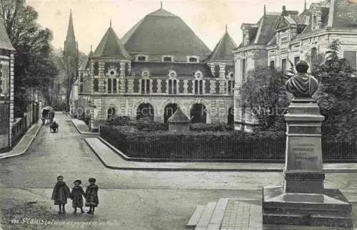 AK / Ansichtskarte Saint-Calais 72 Sarthe La Caisse d'Epargne et les Halles Monument