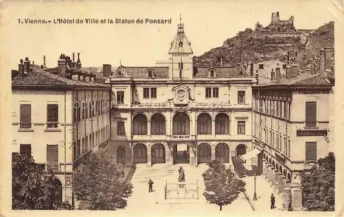 AK / Ansichtskarte VIENNE  Vienne-sur-le-Rhone 38 Isere Hotel de Ville et la Statue de Ponsard