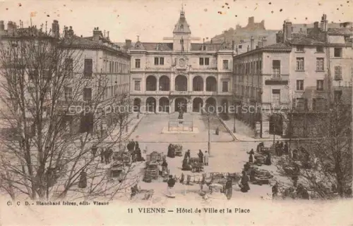 AK / Ansichtskarte VIENNE  Vienne-sur-le-Rhone 38 Isere Hotel de Ville et la Place