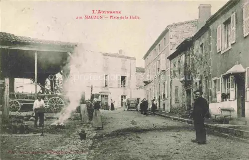 AK / Ansichtskarte Mauzun Clermont-Ferrand 63 Puy-de-Dome Place de la Halle