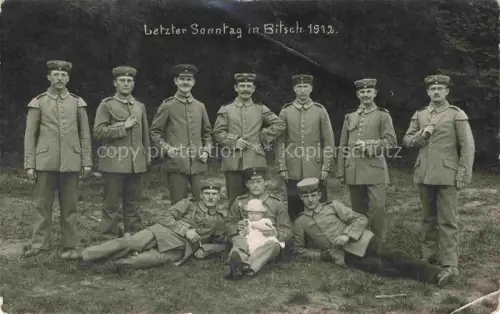 AK / Ansichtskarte Bitsch Bitche 57 Moselle Lothringen Letzter Sonntag in Bitsch 1912 Gruppenbild Militaer