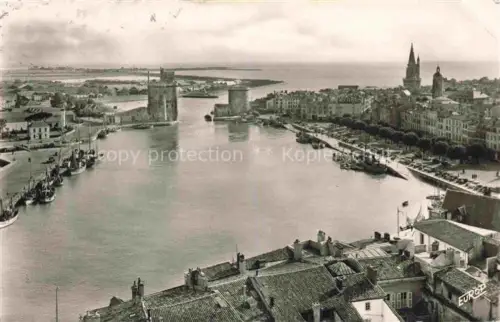 AK / Ansichtskarte LA ROCHELLE 17 Charente-Maritime Le port les tours et la pleine mer