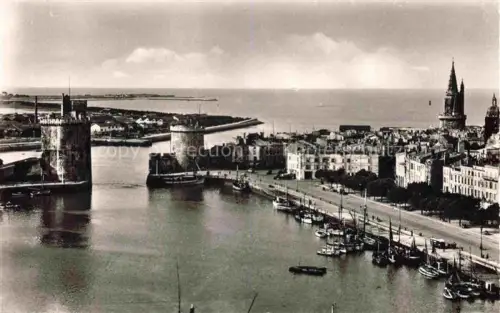 AK / Ansichtskarte LA ROCHELLE 17 Charente-Maritime Le Port et la Tour des Quatre Sergents