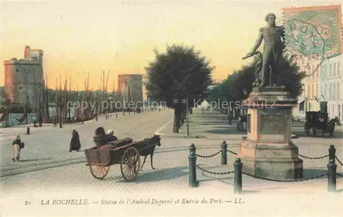AK / Ansichtskarte LA ROCHELLE 17 Charente-Maritime Statue de l'Amiral Duperre et Entree du Port