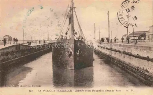 AK / Ansichtskarte La Pallice-Rochelle 17 Charente-Maritime Entree d'un Paquebot dans le Sass