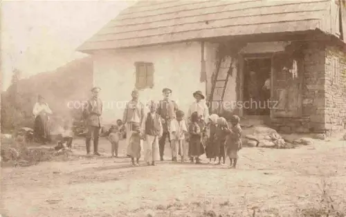 AK / Ansichtskarte Ungarn HU Bauernfamilie auf dem Land waehrend des 1. Weltkriegs