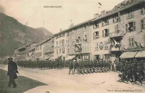 AK / Ansichtskarte Modane Saint-Jean-de-Maurienne 73 Savoie Aufmarsch Soldaten Truppen