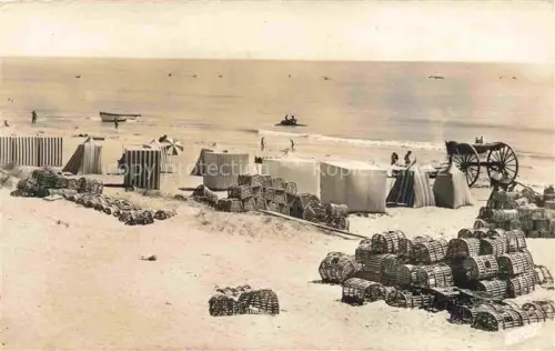 AK / Ansichtskarte St-Jean-de-Monts Les-Sables-d Olonne 85 Vendee La plage du côté de la pêche au premier plan les paniers à homards