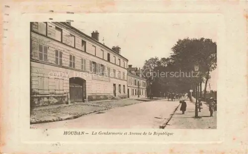 AK / Ansichtskarte Houdan Mantes-la-Jolie 78 Yvelins La Gendarmerie et Avenue de la République