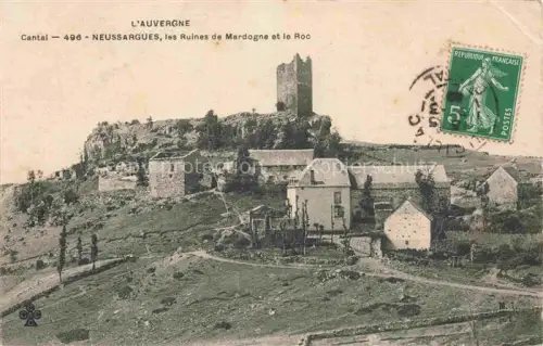 AK / Ansichtskarte Neussargues-Moissac Saint-Flour 15 Cantal Les Ruines de Mardogne et le Roc