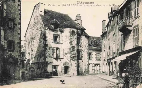 AK / Ansichtskarte Salers Mauriac 15 Cantal Vieille maison sur la Place