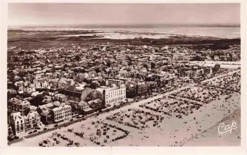 AK / Ansichtskarte BERCK-PLAGE 62 Esplanade maritime la plage et le casino vue aérienne