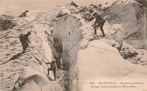 AK / Ansichtskarte CHAMONIX BONNEVILLE 74 Haute-Savoie Ascension perilleuse Passage Grevasse MOnt Blanc