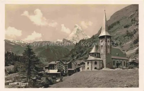 AK / Ansichtskarte ZERMATT VS Ortsmotiv mit Kirche Blick gegen Matterhorn
