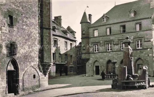 AK / Ansichtskarte Salers Mauriac 15 Cantal Maison des Flogeac Hotel de Ville et buste de Tyssandier d'Escous