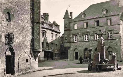 AK / Ansichtskarte Salers Mauriac 15 Cantal Maison des Flogeac Hotel de Ville et buste de Tyssandier d'Escous