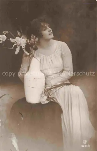 AK / Ansichtskarte Foto GLCo Nr. 6223/4 Frau Blumenvase 