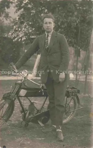 AK / Ansichtskarte Motorrad Motor Bike Motocycla Mann