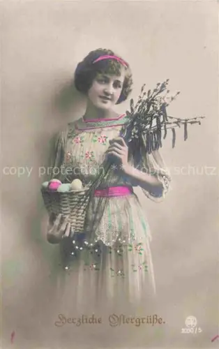 AK / Ansichtskarte Foto HTL Nr. 2050/5 Ostergruesse Paques Maedchen Eierkoerchben 