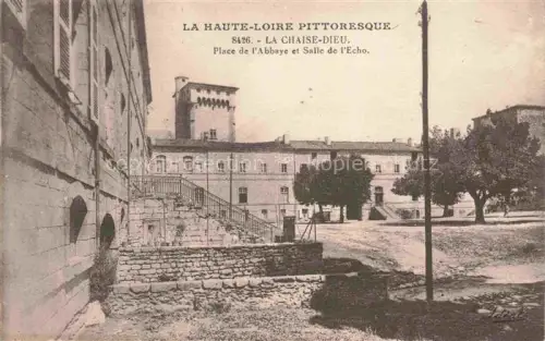 AK / Ansichtskarte La Chaise-Dieu BRIOUDE 43 Haute-Loire Place de l'Abbaye et Salle de l'Echo