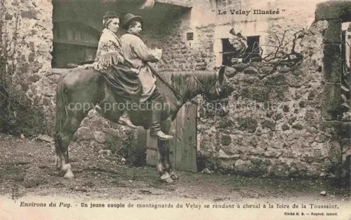AK / Ansichtskarte LE PUY  en-Velay 43 Haute-Loire Un jeune couple de montagnards du Velay se rendant a cheval a la foire de la Toussaint