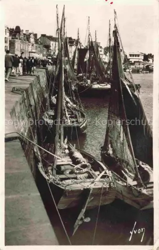 AK / Ansichtskarte LE POULIGUEN Saint-Nazaire 44 Loire-Atlantique Bateaux de peche a quai