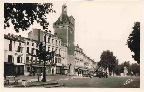 AK / Ansichtskarte VILLENEUVE-SUR-LOT 47 Lot-et-Garonne La Porte de Paris et la Place