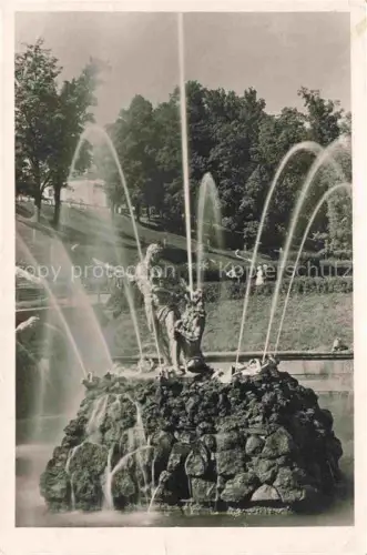 AK / Ansichtskarte Petrodvorets St Petersburg Springbrunnen