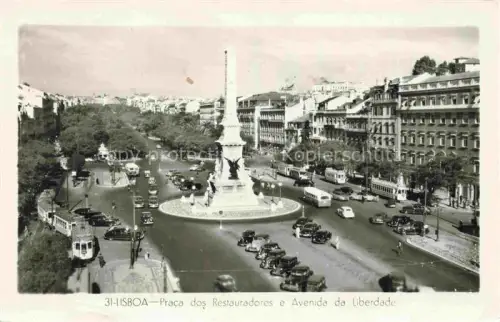 AK / Ansichtskarte LISBOA Lisbon Lissabon Lisbonne PT Praca dos Restauradores e Avenida da Liberdade Monumento